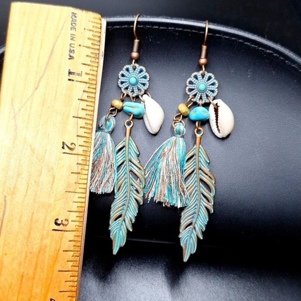 seashell drop Earrings with Turquoise feather tassel - Picture 3 of 3